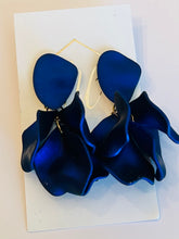 Small Petal Earrings Matte