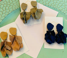 Small Petal Earrings Matte