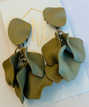 Small Petal Earrings Matte